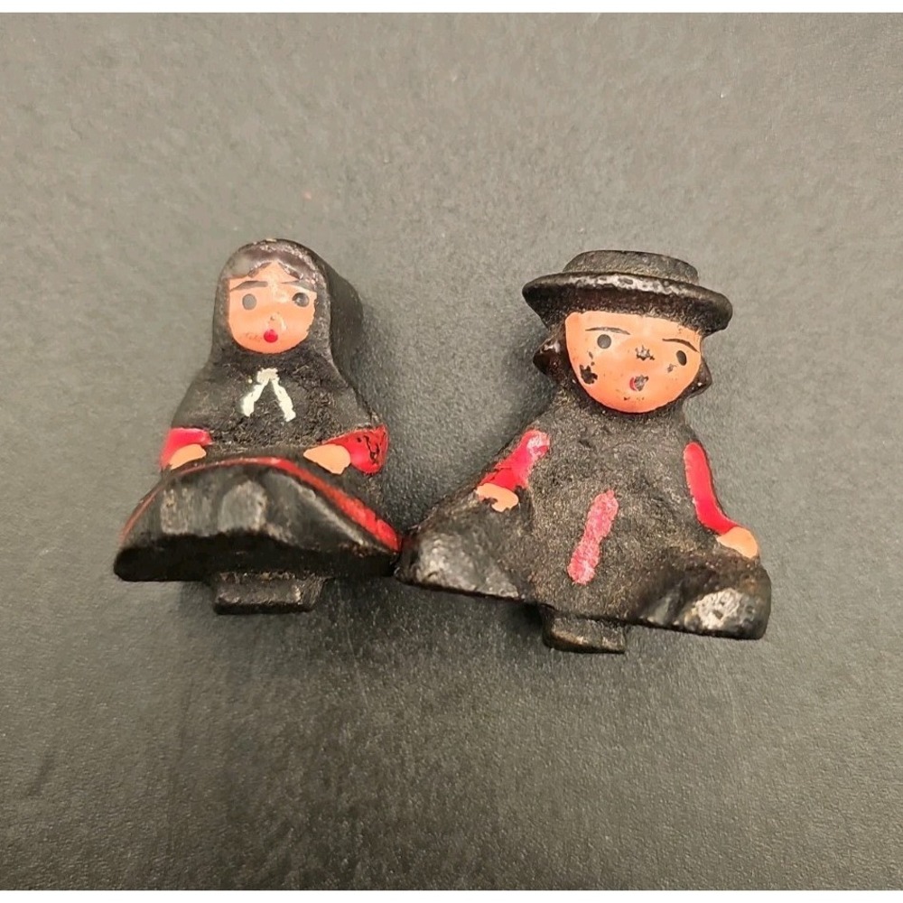 Vintage Amish Boy & Girl Cast Iron Sitting Miniature Figurines Hand Painted 1 in